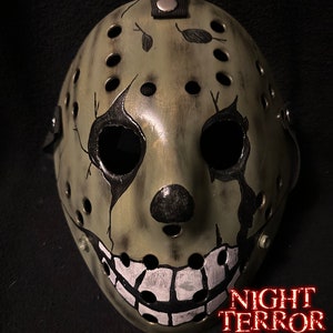 Spring trap hockey mask