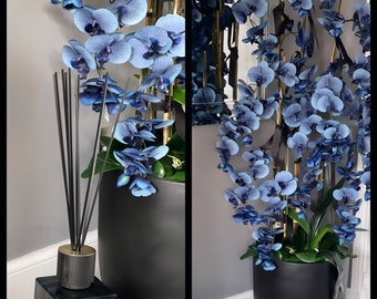 Blaue Orchideen in einem Boden stehend hohen Topf. Kunstseide Orchidee Gesteck, Blumengesteck, Wohndekor, Geschenk, Weihnachtsgeschenk