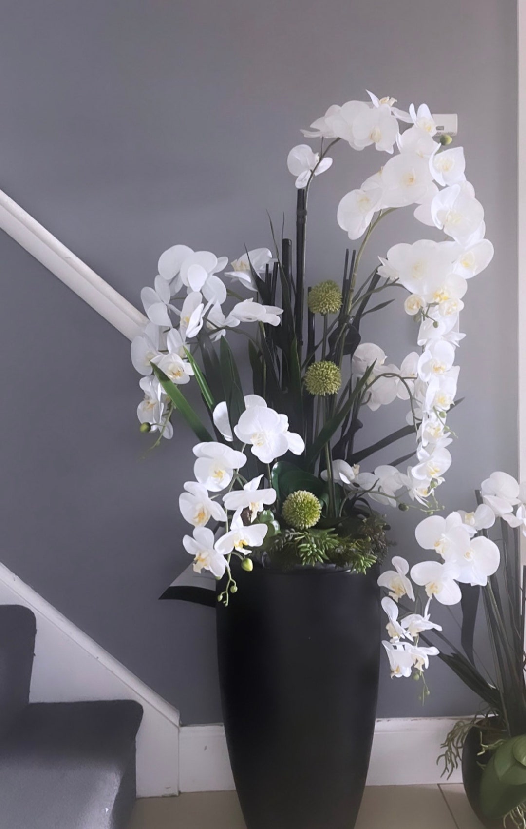 Große künstliche Orchidee: 1,5 m in einem schwarzen Topf