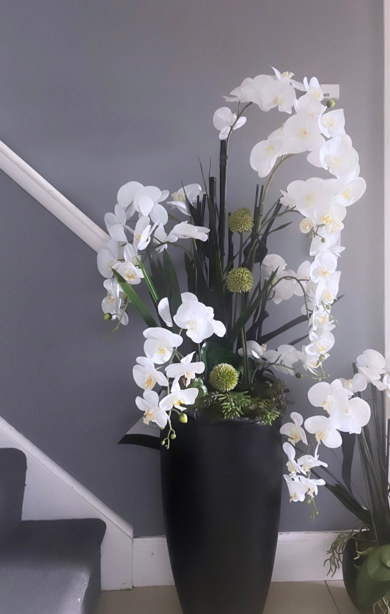 Große künstliche Orchidee: 1,5 m in einem schwarzen Topf