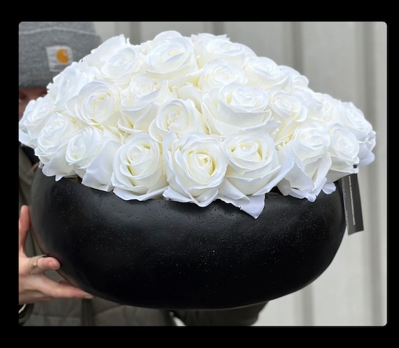 XL Ivory Rosengesteck: Matteschwarze Schale, knstliche Blumen