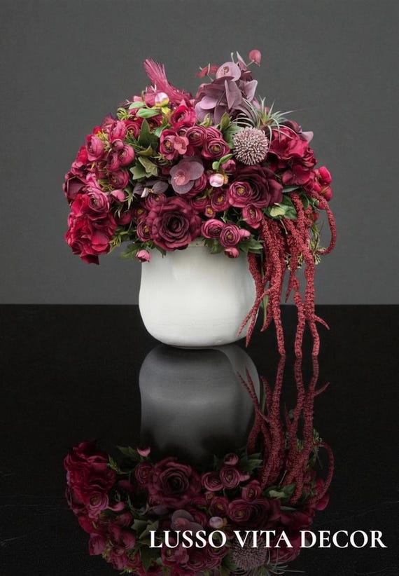 NEU Extra großes Blumenarrangement - Gemischte weinrote Blumen mit Sukkulenten und Blattwerk