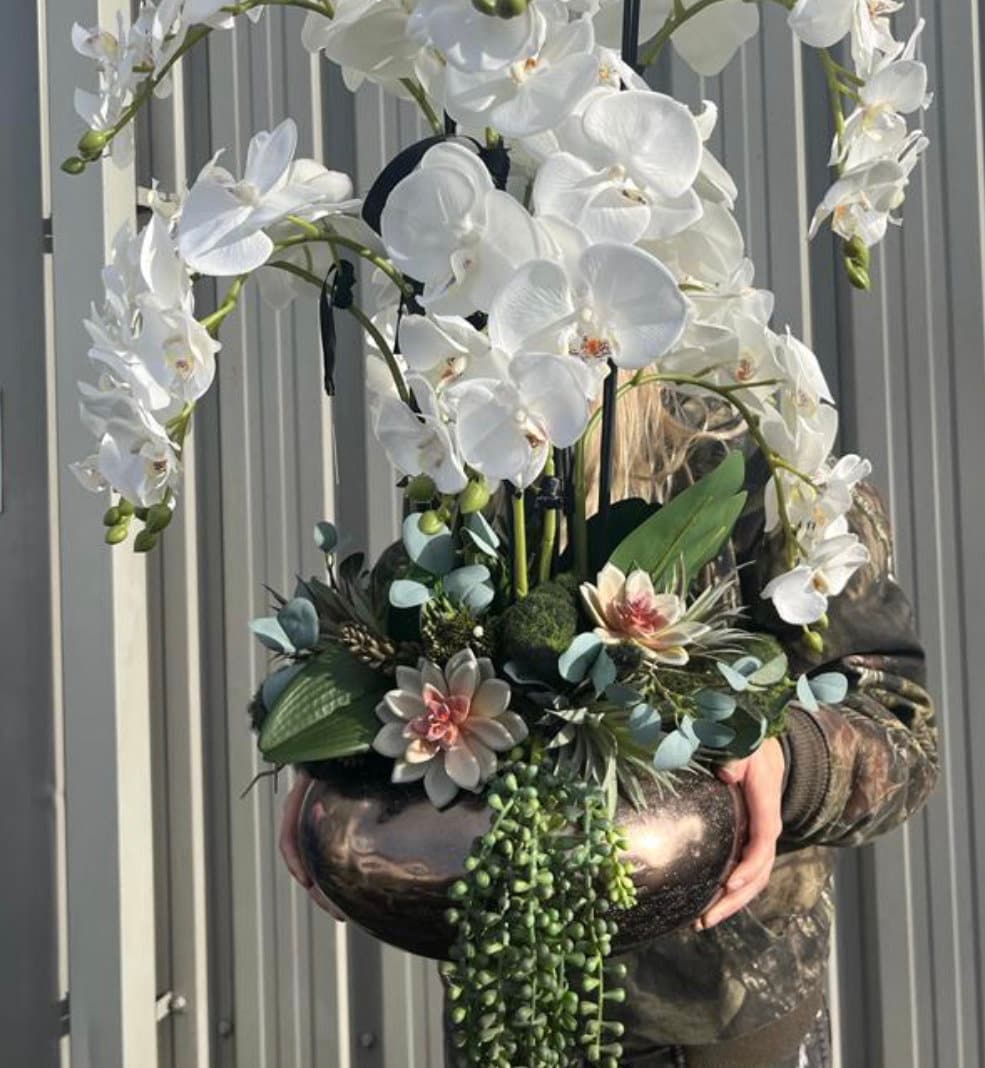 Extra großes Arrangement aus weißen Orchideen in goldener Vase, luxuriöse Kunstblumen, großes künstliches Tischgesteck, Wohndekoration