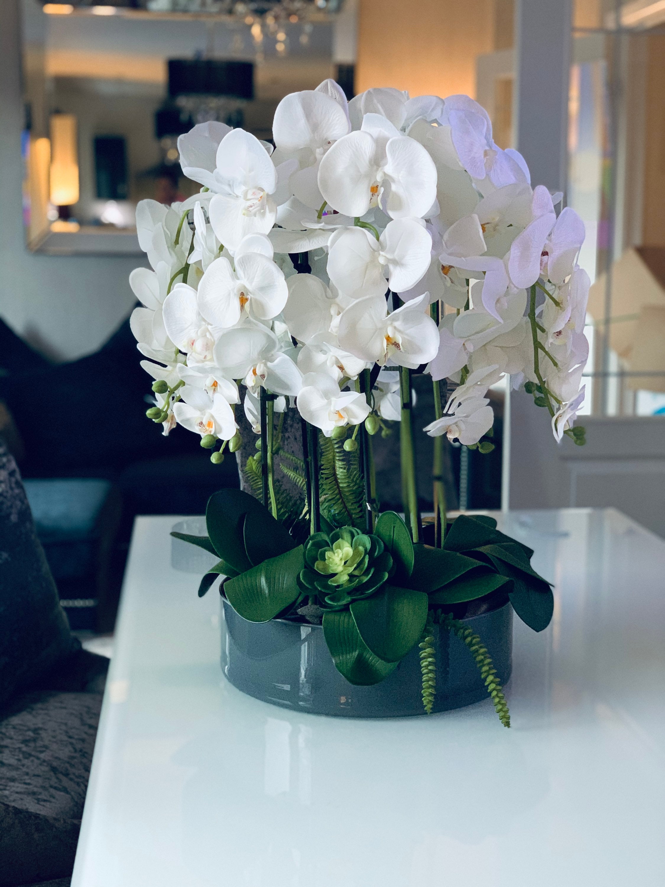 Arreglo grande de orquídeas blancas. Flores artificiales, Flores de seda,  hojas, musgo, en cuenco XL gris brillo. Arreglo floral, decoración del hogar,  Navidad. -  México
