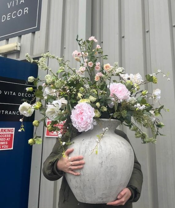 XXL künstliche Blumenvase: Rosa, weiß & grüne Seidenblumen in Steinvase