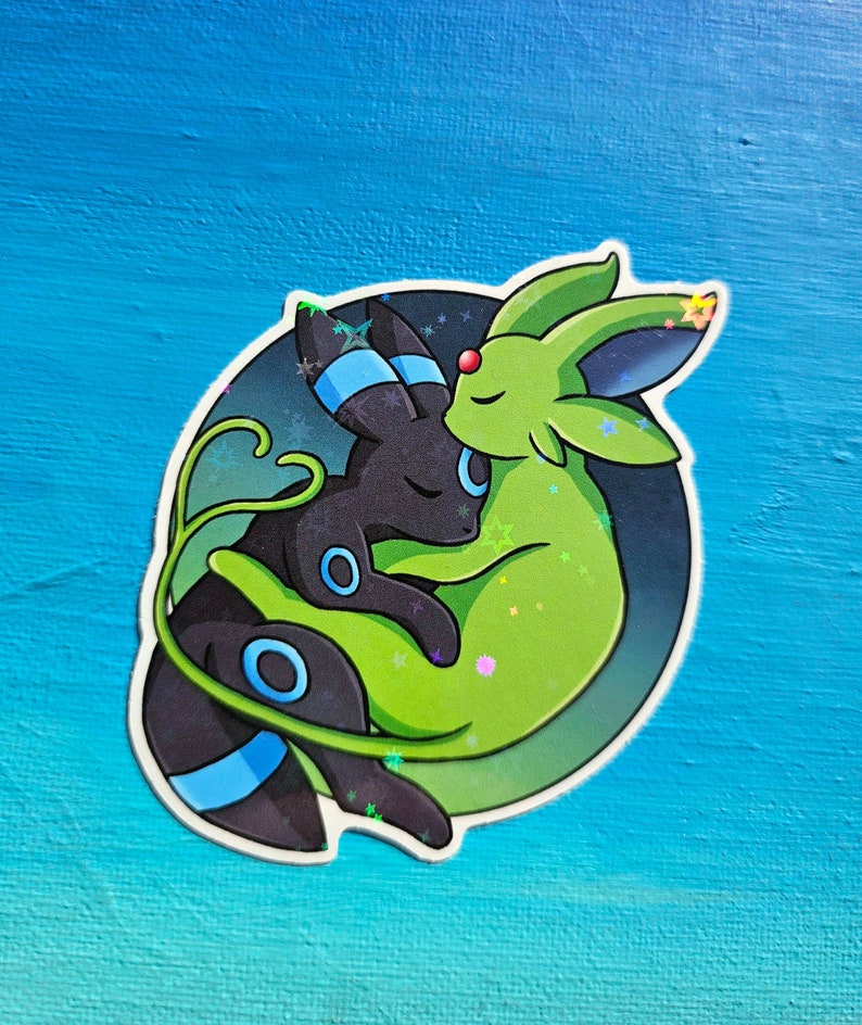 Op de afbeelding: Een zwarte en groene cartoonillustratie van twee Pok&eacute;mon-personages, een met blauwe accenten, die in een cirkel met een witte omtrek tegen elkaar aan knuffelen.