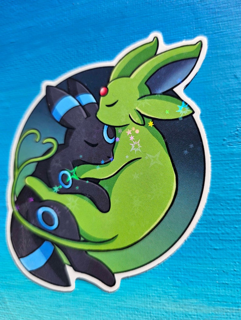 Op de afbeelding: Een zwarte en groene cartoonillustratie van twee Pok&eacute;mon-personages, een Glacenoir en een Nachtkaatje, die tegen elkaar aan knuffelen op een donkere achtergrond met glinsterende sterren.