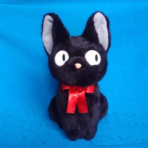 ミディアムサイズのお座りジジ猫のぬいぐるみ - 魔女の宅急便