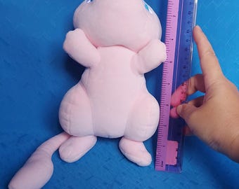 ミュウが寝そべっているポケモンポケットモンスターのぬいぐるみ人形