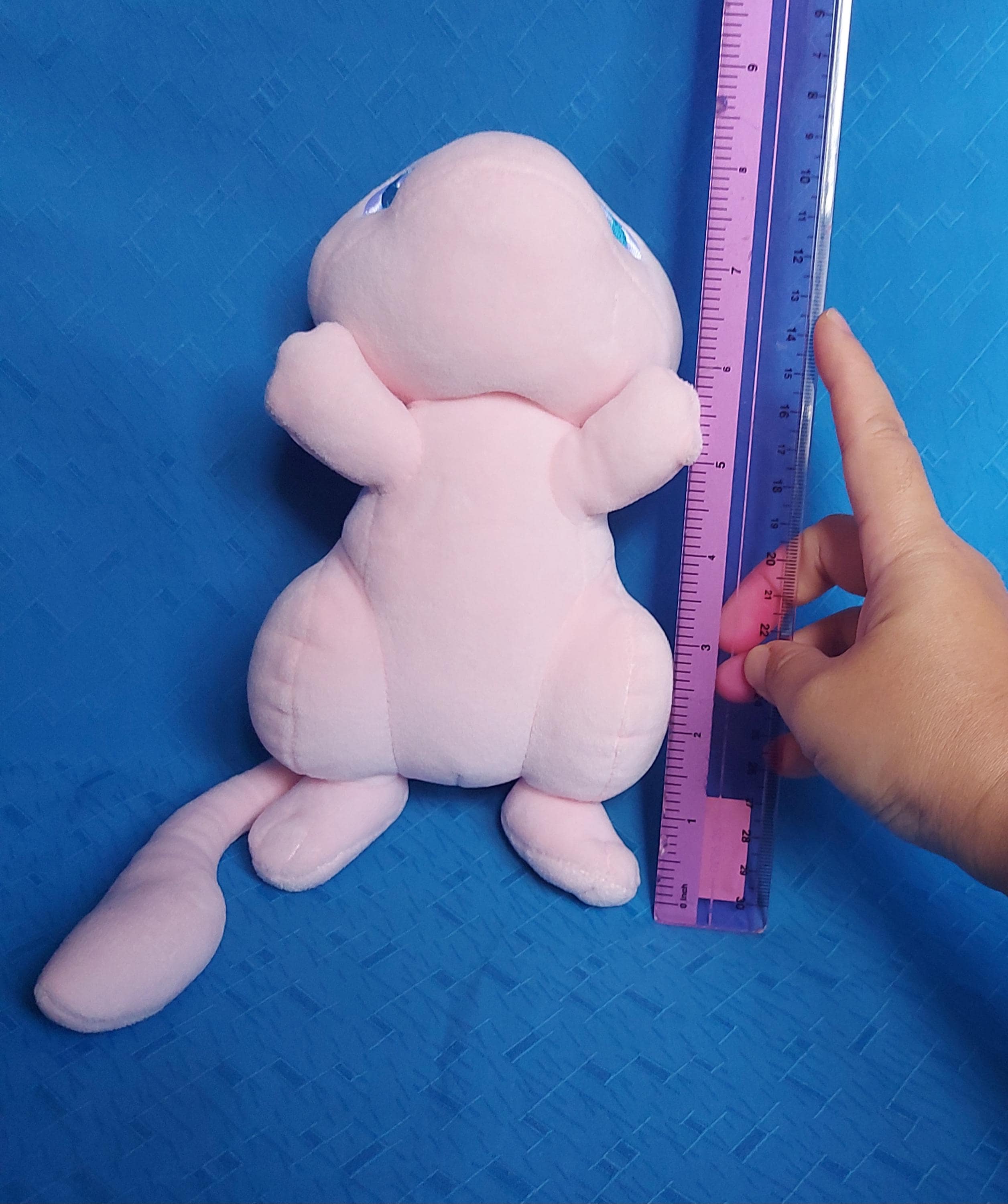 ミュウが寝そべっているポケモンポケットモンスターのぬいぐるみ人形