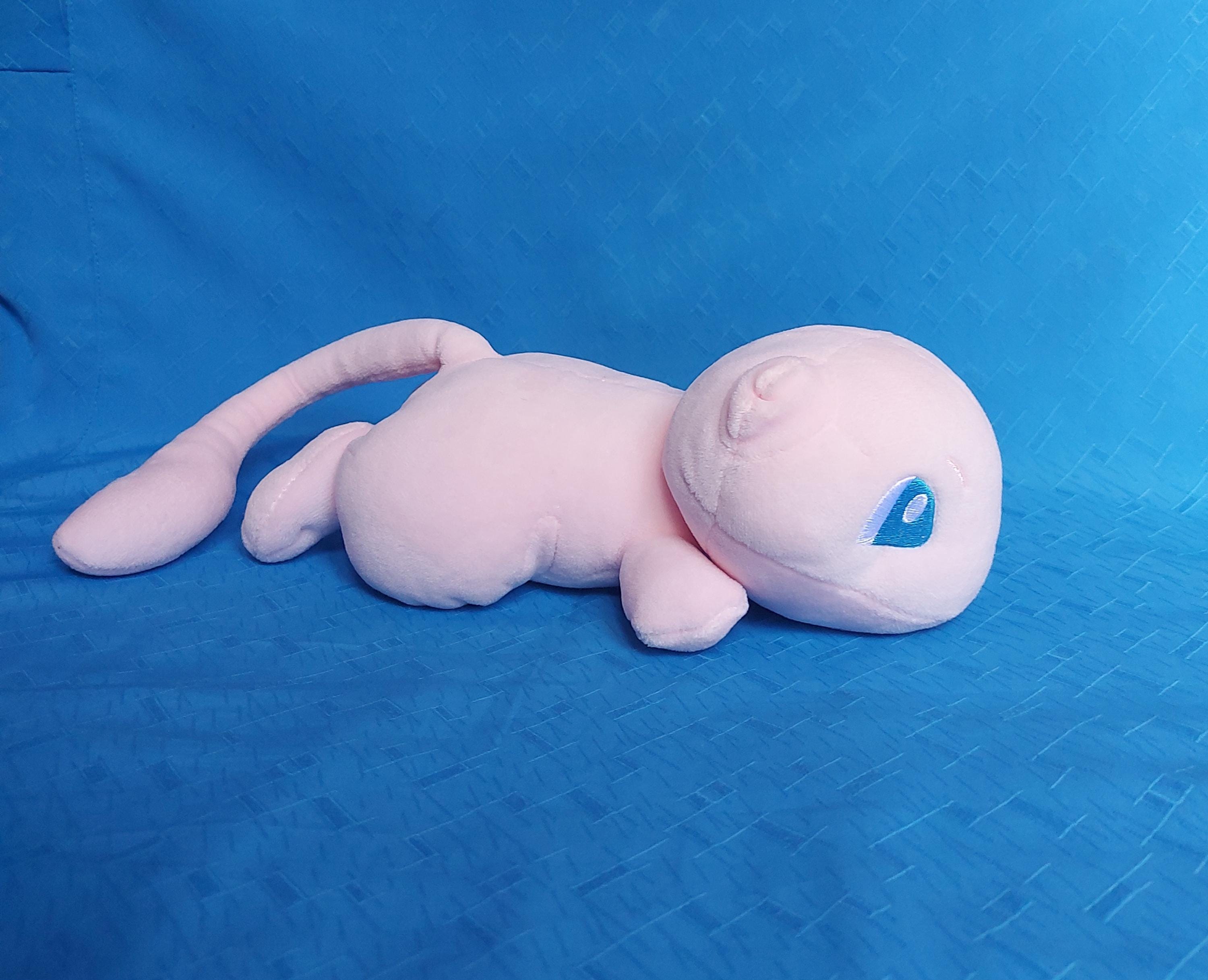 ミュウが寝そべっているポケモンポケットモンスターのぬいぐるみ人形