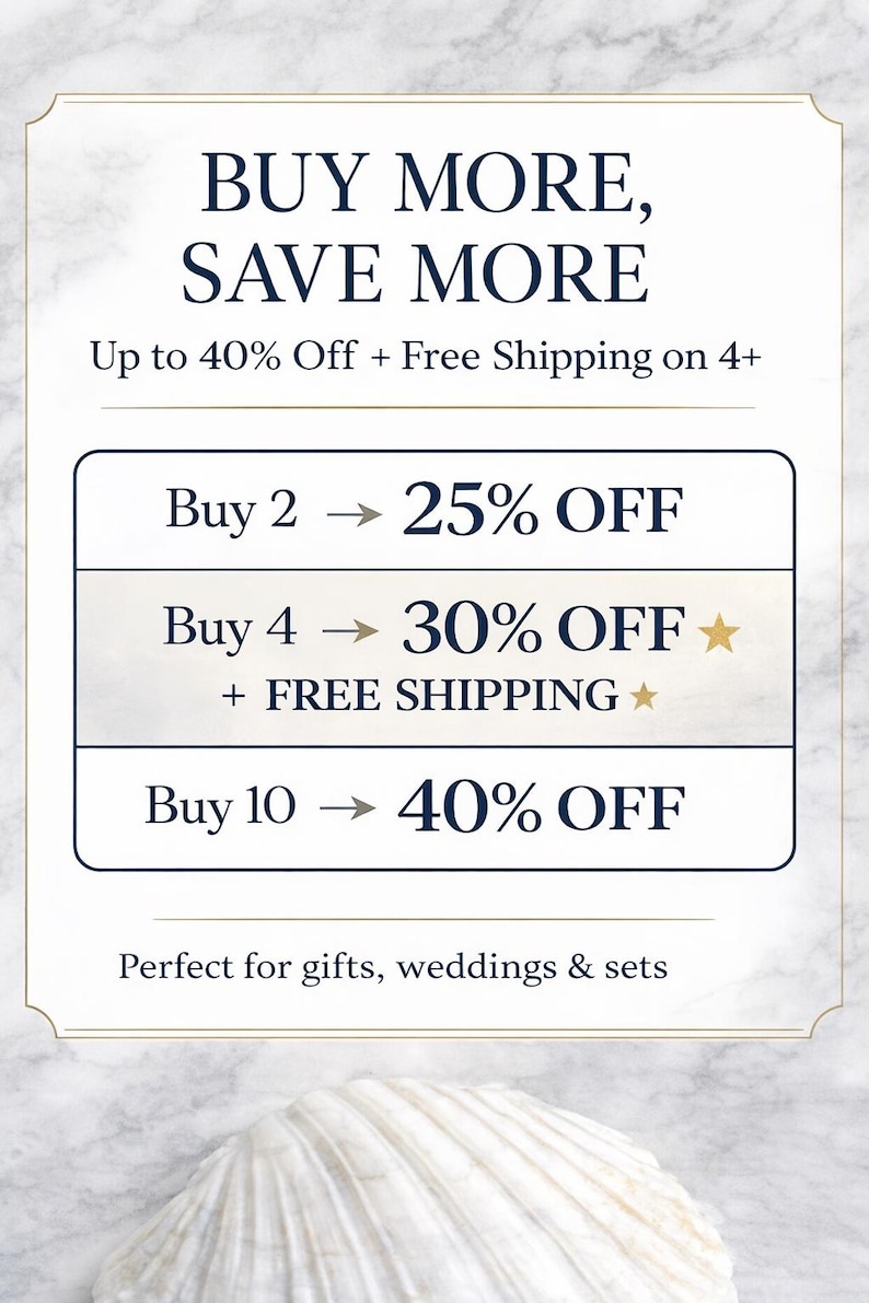 Puede incluir: Un letrero rectangular blanco con fondo de textura de m&aacute;rmol y texto azul oscuro que dice: BUY MORE, SAVE MORE, Up to 40% Off + Free Shipping on 4+, Buy 2 -> 25% OFF, Buy 4 -> 30% OFF + FREE SHIPPING, Buy 10 -> 40% OFF, Perfect for gifts, weddings & sets.