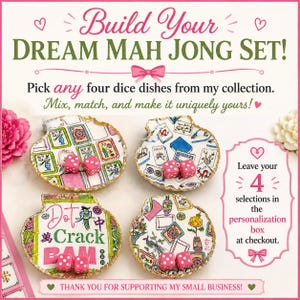 Puede incluir: Cuatro platos con forma de concha y bordes dorados, con dise&ntilde;os coloridos de Mah Jong y dos dados rosas de lunares cada uno. El texto dice: Build Your DREAM MAH JONG SET! Pick any four dice dishes from my collection.