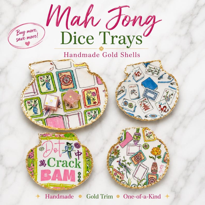 Puede incluir: Cuatro bandejas con forma de concha y bordes pintados en oro, con ilustraciones coloridas de fichas de Mah Jong y motivos florales. Las bandejas muestran varios patrones, incluido el texto Dot, Crack y Bam. Dos dados peque&ntilde;os descansan sobre una.