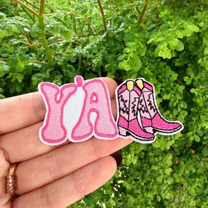 Strykmärke med cowgirlstövlar: Rosa och röd disco retro western hatt barapplikation/tygklistermärke