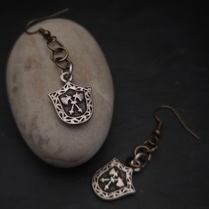 Viking Axe earrings, vassourim handmade jewelry, unisex dangle earrings, medieval warrior earrings, Viking-style fashion, valkyrie gladiator