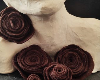 Set bruine vilten rozen, handgemaakte stoffen bloemen voor knutselen, kransen en decor, doe-het-zelf bloemenversieringen, rustieke cottagecore-slingerbenodigdheden