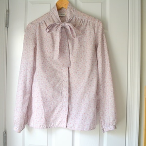 Blusa vintage de los años 70 con estampado floral y lazo en el cuello / Jo Matthews