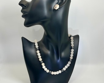 Colar statement em prata de lei com jade branco e hematita: Loja Mortal Media #presente