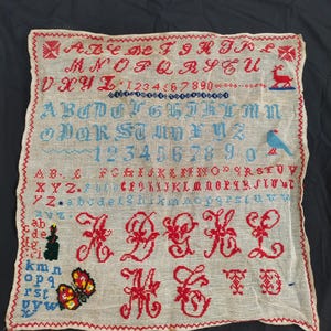 Antik alfabetsbroderi, korsstygnsnummer, textil för folkkonst (45x47 cm)