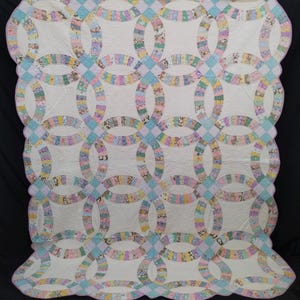 Vintage Double Wedding Ring Quilt – Handmade Patchwork Bedspread, Romantic Cottage Farmhouse Heirloom Bedding