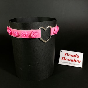 Süßer ddlg Rosa Chocker/ Halsband mit Metallic Herz Design & Fuxia Seide Rosen Dekor