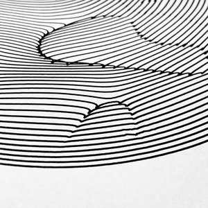 Op de afbeelding: Een abstracte zwart-witte tekening van een 3D-vorm met gebogen lijnen die een gevoel van diepte cre&euml;ren.