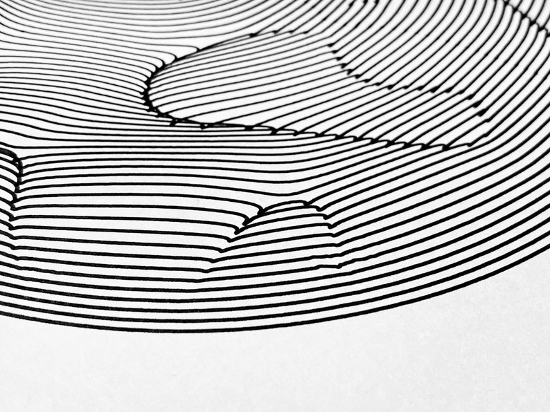 Op de afbeelding: Een abstracte zwart-witte tekening van een 3D-vorm met gebogen lijnen die een gevoel van diepte cre&euml;ren.