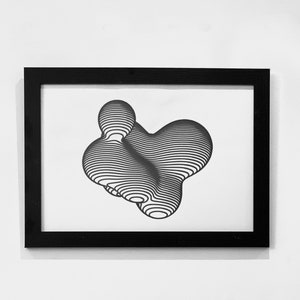 Op de afbeelding: Een zwart ingelijste print van een abstract 3D-ontwerp in grijstinten. Het ontwerp is gemaakt van overlappende lijnen die een gevoel van diepte en beweging creëren.