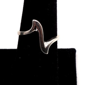 Modernist Sterling Silver ring size 8 - Very Elegant design