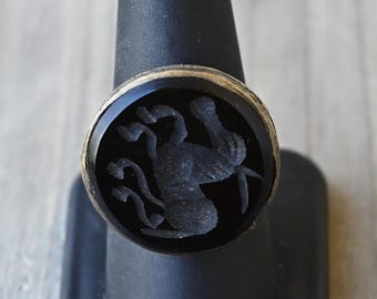 Anillo de plata y latón tallado afgano vintage con ágata negra tallada en hueco, tamaño 7, hecho a mano, plata tribal afgana, 9,6 gramos, gran detalle y montaje alto
