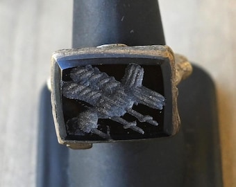 Anillo de plata y latón tallado afgano vintage con ágata negra tallada en hueco, tamaño 8 1/4, hecho a mano, plata tribal afgana, 11,2 gramos, gran detalle y montaje alto