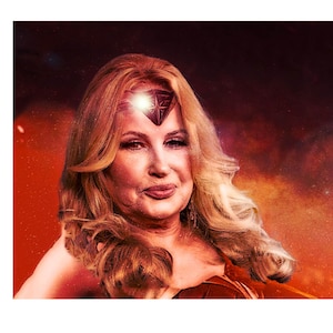 Wurx 61: Jennifer Coolidge is Amazone, liggend, A5, voorkant kleur, achterkant zwart-wit, 200 mg matte afwerking.
