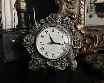 Horloge vintage fleurie en étain plaquée argent