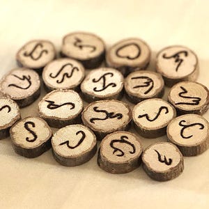 Baybayin-runen | Natuurlijke houten schijven/spaanders Woodburn-runen | Filipijns Pinoy Oracle gepersonaliseerd aanpasbaar