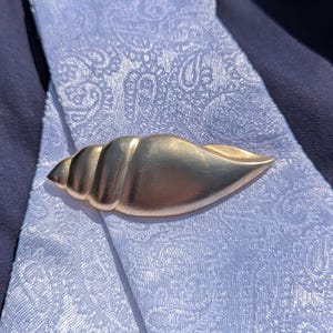 Gold Seashell Stock Tie Pin
