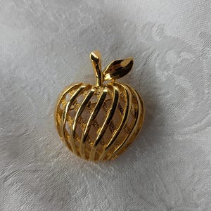Golden Apple Stock Tie Pin