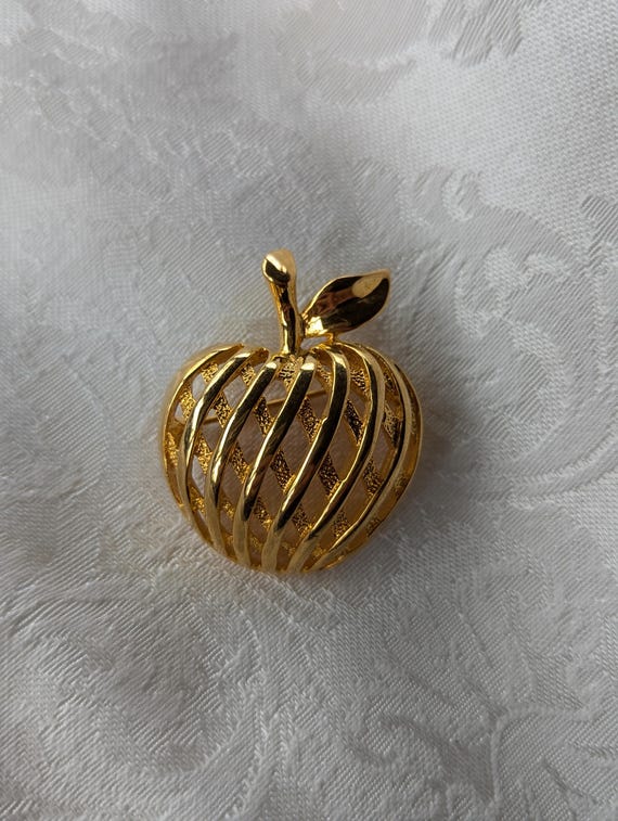 Golden Apple Stock Tie Pin