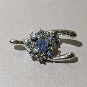 Wishbone Stock tie pin with blue gems