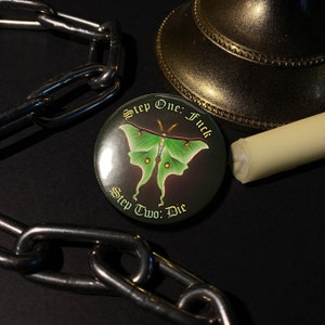 F*ck、Die Luna Moth ボタンピン • 1.75”/44 mm