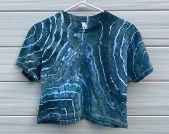 Bijgesneden tie-dye crop top, geode tie-dye, blauwgroen, damestop, tie-dye, crop top, aards T-shirt, boho-T-shirt, geode, uniek, oceaan, cropped T-shirt