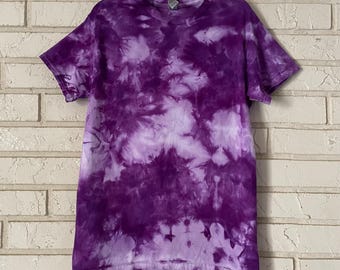 Lila tie-dye-skjorta, tie-dye-t-shirt, isfärgad tie-dye, tie-dye-t-shirt, tie-dye