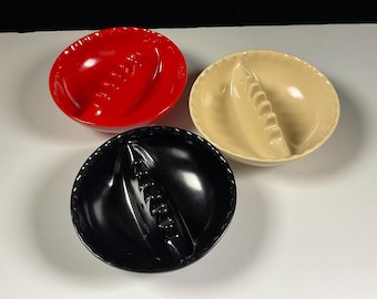 Vintage 1950’s Mid Century Set of 3 Willert Home Products Melamine Ash Trays in Red, Black and White Made in the USA