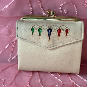 Monedero vintage MCM de la década de 1960, estilo Princesa Gardner, con accesorios a juego, en piel de vacuno perlada color crema y diseño de diamantes de colores.