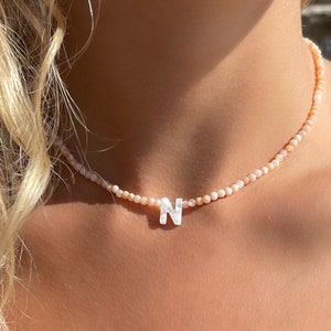 Collar de iniciales Regalos personalizados para mamá Collar de letras Collar de letras de nácar Regalo de San Valentín con cuentas para ella