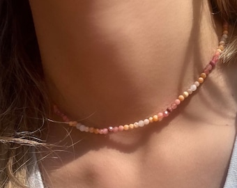 Collier ras de cou en pierres précieuses rose orange, collier de pierres précieuses colorées, collier de surf, collier de perles boho, pierres naturelles roses, ras du cou, collier de surf, corail