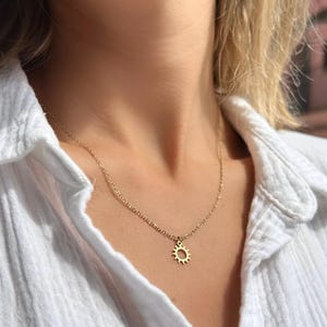 Guldfärgad solhalsband med solhänge, solhalsband, solkedja, halsband med solhänge, kedja i rostfritt stål, boho solhalsband, hippiesmycken, sommarhalsband