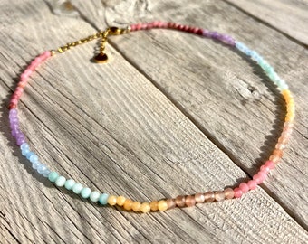 Collana di pietre preziose, collana di perle colorate, collana di chakra, collana arcobaleno, girocollo colorato, collana di amazzonite, gioielli hippie, collana da surfista, collana di pietre preziose