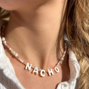 Collar de perlas de colores personalizado, collar de perlas de agua dulce de colores, collar de perlas de piedras preciosas de colores con collar de letras, collar con nombre de colores, collar de piedras preciosas de colores