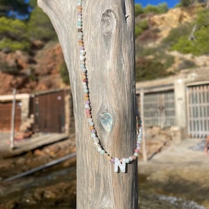 Collar de perlas de piedras preciosas de colores collar de letras gargantilla pastel collar de piedras preciosas carta collar de perlas de colores collar de iniciales perlas de agua dulce imagen 9